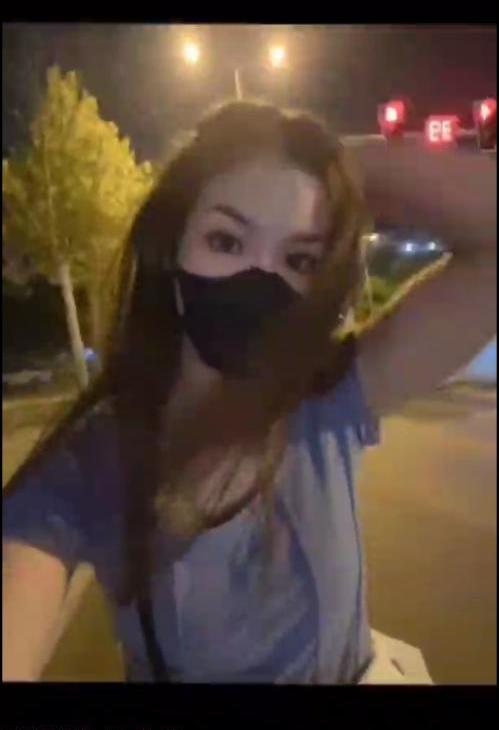 可舌吻独龙年轻美女